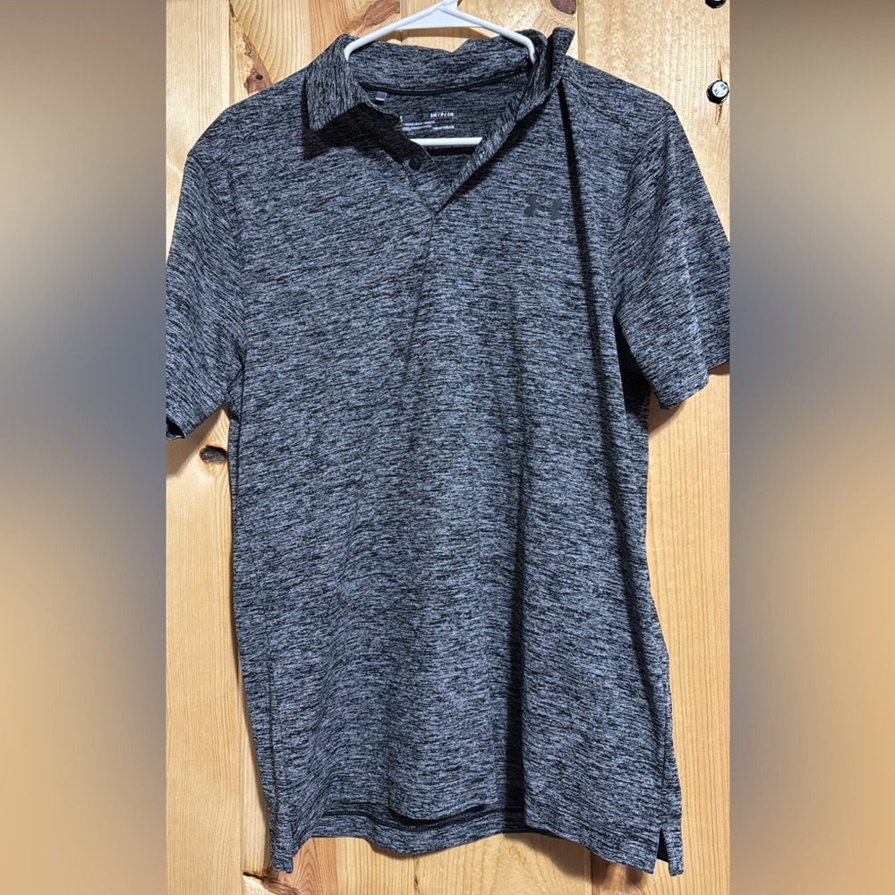 Under armour men’s shirt size small.